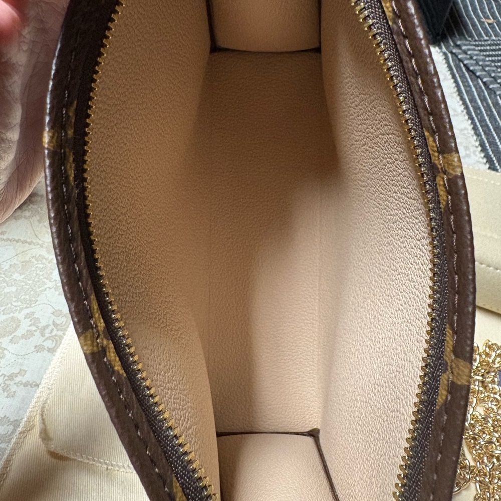 discontinued LV toiletry 19 pouch - Picture 7 of 15